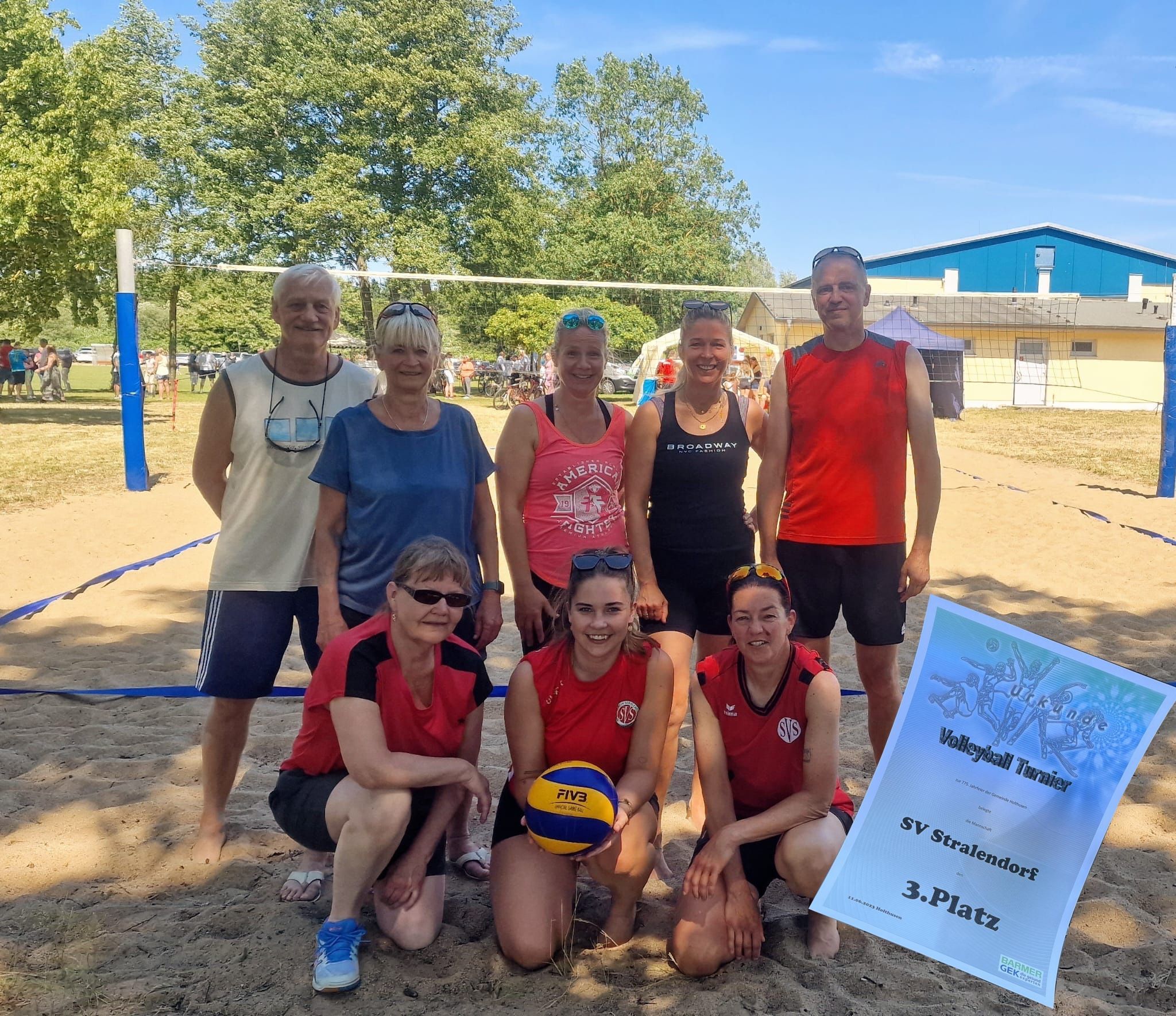 SV Stralendorf Volleyball-Team belegt den dritten Platz beim Dorffest-Turnier in Holthusen trotz sengender Hitze